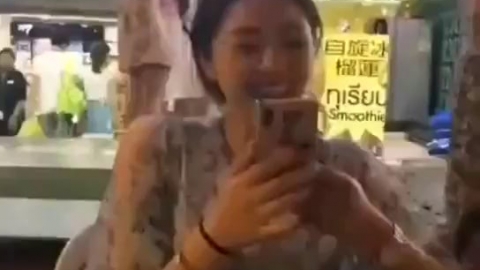 视频素材 看到啥搞笑段子了？笑成这样_名场面魔性视频素材
